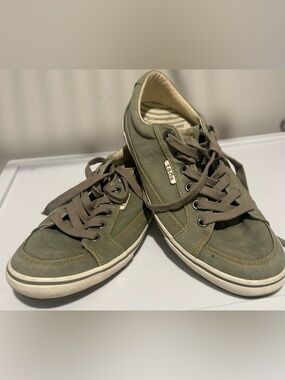 Taos Footwear women’s Moc Star Canvas olive green sneakers good condition 9